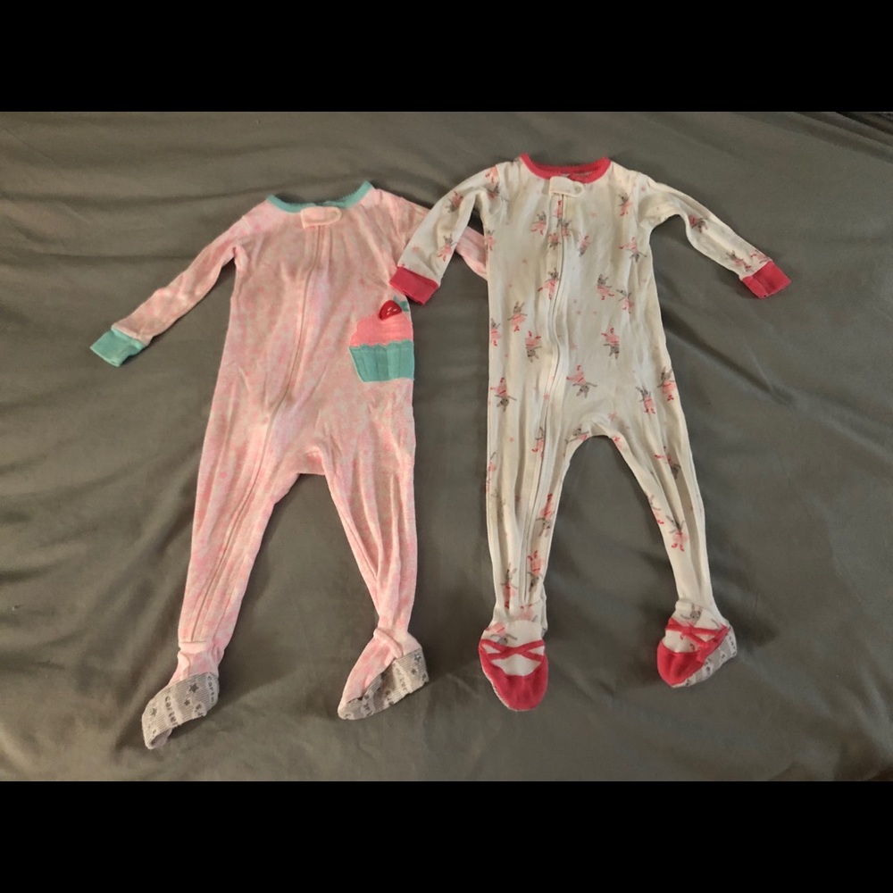 Set of footed PJs